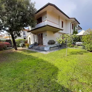 Accogliente Bi-familiare Pietrasanta